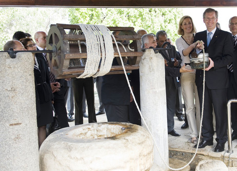 Bundespräsident Christian Wulff und seine Ehefrau Bettina Wulff schöpfen mit einer Winde Wasser aus dem Paulus-Brunnen in Tarsus 