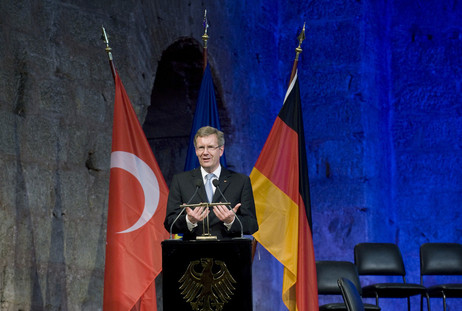 Bundespräsident Christian Wulff hält eine kurze Ansprache beim Konzert des Deutschen Kammerchors in der Hagia-Irene-Konzertkirche in Istanbul  