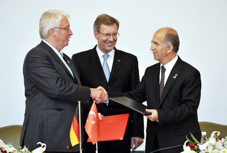 Im Beisein von Bundespräsident Christian Wulff unterzeichnen der stellv. hessische Ministerpräsident Jörg-Uwe Hahn (links) und der Gouverneur der Region Bursa, Sahabettin Harput (rechts,) die Gemeinsame Erklärung 