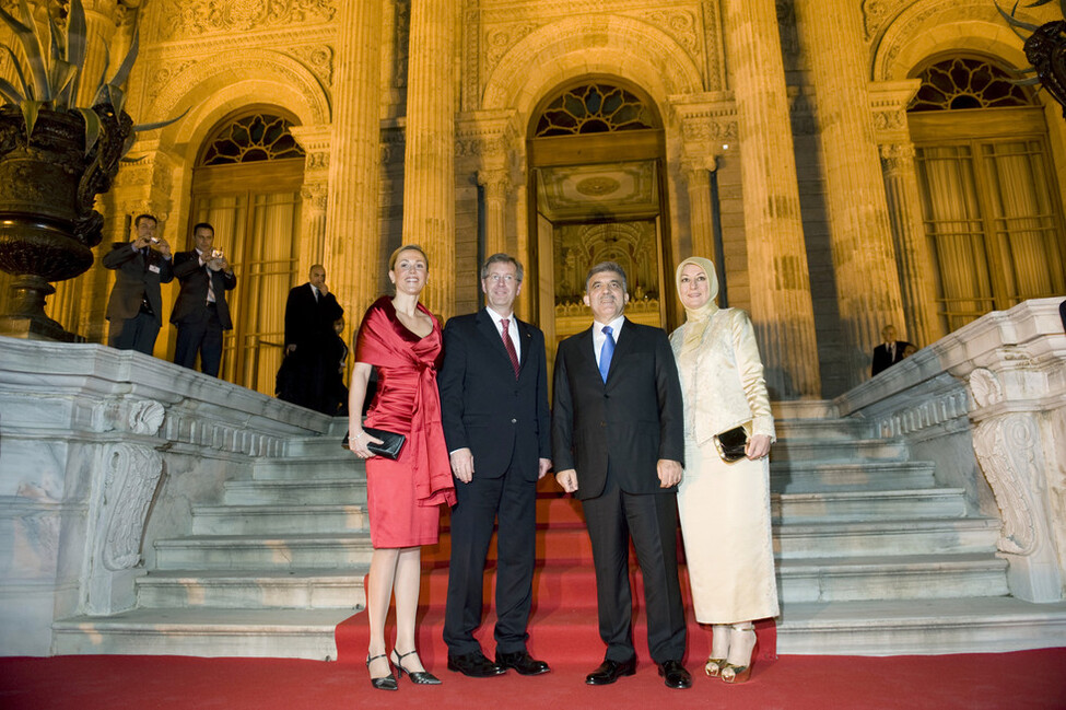 Bundespräsident Christian Wulff und seine Ehefrau Bettina Wulff mit dem türkischen Staatspräsidenten Abdullah Gül und seiner Ehefrau Hayrünnisa Gül vor dem Dolmabahce-Palast in Istanbul  