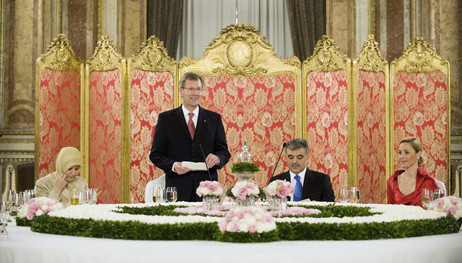 Bundespräsident Christian Wulff hält eine Ansprache beim Staatsbankett in Istanbul, zu Ehren des Bundespräsidenten und seiner Ehefrau Bettina Wulff, gegeben vom Präsidenten der Türkei, Abdullah Gül, und Frau Hayrünnisa Gül 