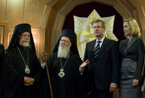 Bundespräsident Christan Wulff und seine Ehefrau Bettina Wulff im Gespräch mit dem Ökumenischen Patriarchen von Konstantinopel, Seiner Allheiligkeit Bartholomäus I (2. von links) und dem Metropolit von Deutschland, Augustinos (links)  