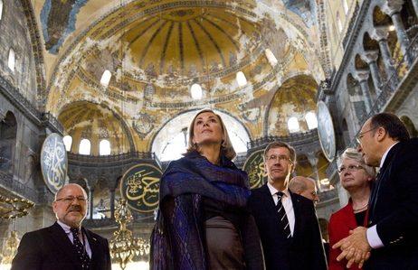 Bundespräsident Christian Wulff, seine Ehefrau Bettina Wulff (links), Bundesministerin für Bildung und Forschung, Prof. Dr. Annette Schavan (2. von rechts), bei einer Führung durch den Direktor des Hagia-Sophia-Museums, Dr. Haluk Dursun  