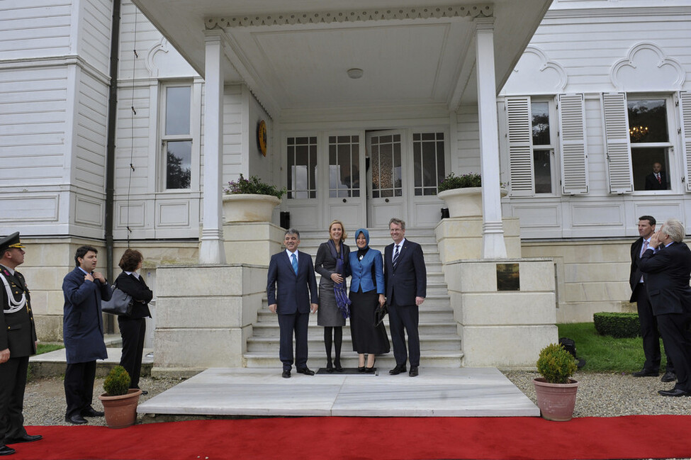 Bundespräsident Christian Wulff, seine Ehefrau Bettina Wulff und das türkische Präsidentenpaar Wulff vor der historischen Sommerresidenz des Deutschen Botschafters in Istanbul 