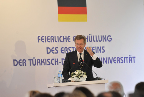 Bundespräsident Christian Wulff hält eine Ansprache bei der Grundsteinlegung für die erste Deutsch-Türkische Universität in Istanbul 