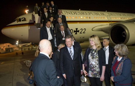 Bundespräsident Christian Wulff und seine Tochter Annalena Wulff bei der Ankunft auf dem Flughafen in Tel Aviv