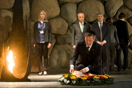 Bundespräsident Christian Wulff legt in der Gedenkstätte Yad Vashem im Beisein des Präsidenten des Staates Israel, Shimon Peres, einen Kranz nieder