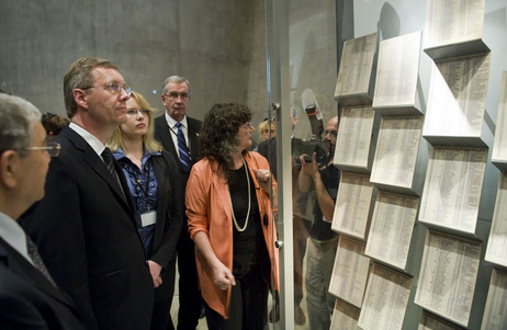 Bundespräsident Christian Wulff bei der Führung durch die Gedenkstätte Yad Vashem vor einer Vitrine mir Schriftstücken