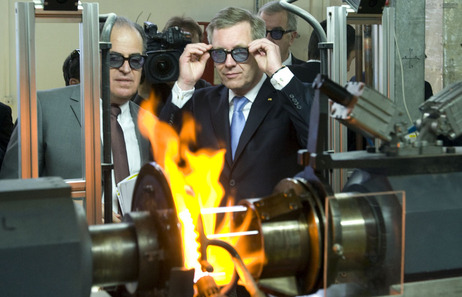 Bundespräsident Christian Wulff beim Rundgang durch das Werk von Siemens Concentrated Solar Power