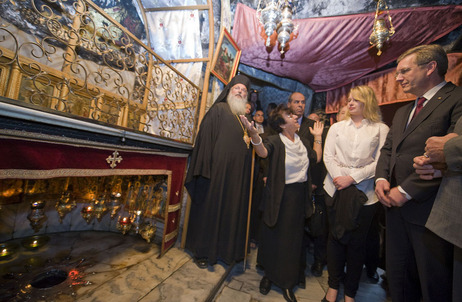 Bundespräsident Christian Wulff und seine Tochter Annalena Wulff beim Besuch der Kapelle für Maria und Jesus in Bethlehem