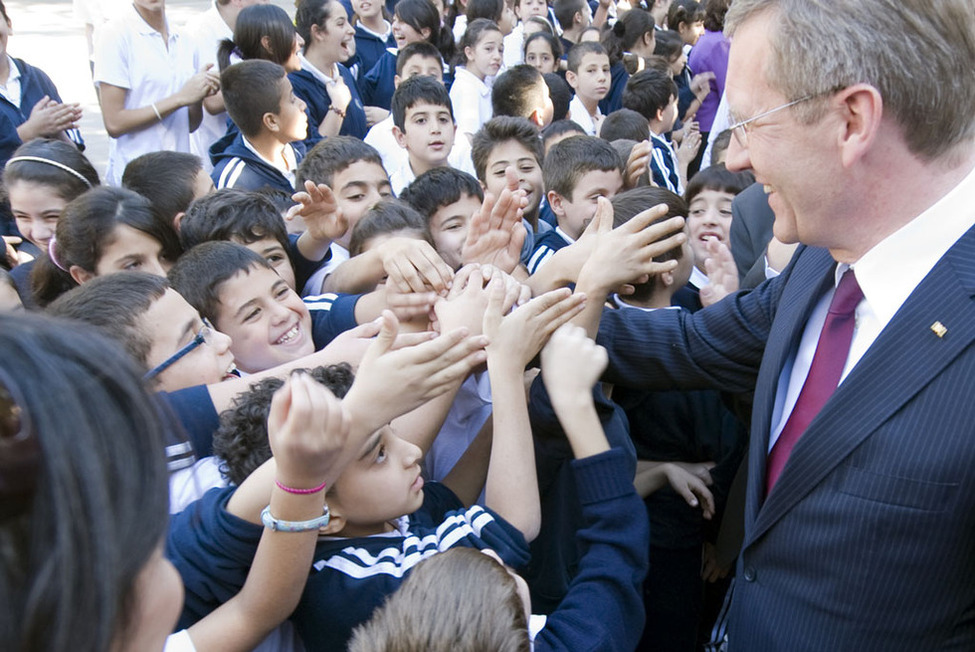 undespräsident Christian Wulff mit Schülern der evangelisch-lutherischen Sekundarschule Talitha Kumi in Bethlehem