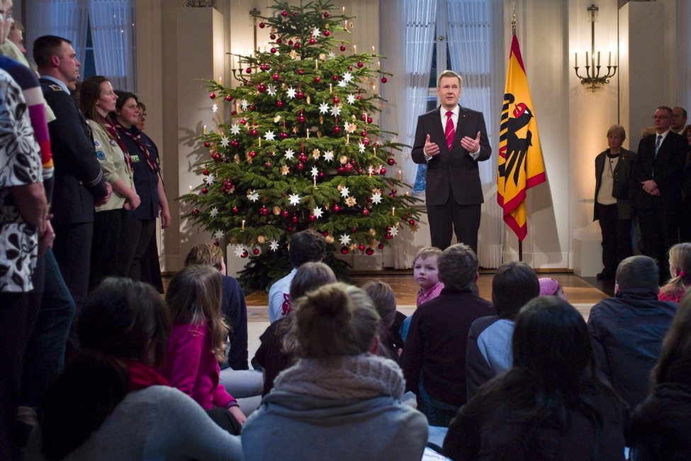 Bundespräsident Christian Wulff mit seinen Gästen während der Aufzeichnung der Weihnachtsansprache im Großen Saal in Schloss Bellevue