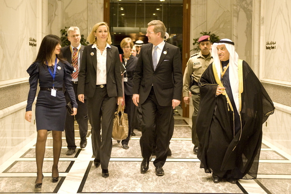 Bundespräsident Christian Wulff und seine Frau Bettina Wulff werden in Kuwait vom Berater des Emirs, Mohammed Abul Hassan, begrüßt