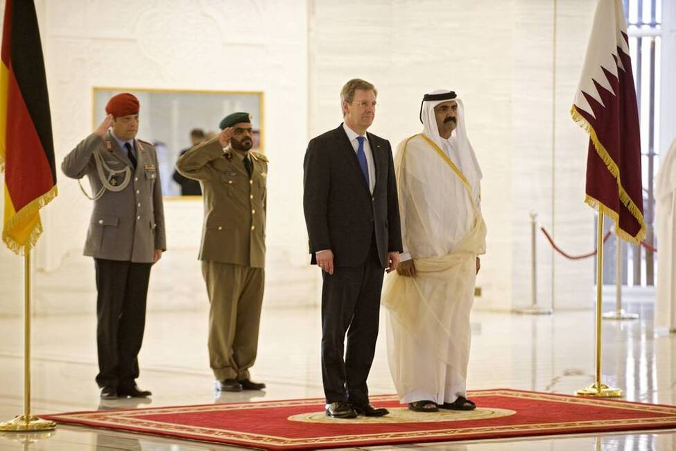 Bundespräsident Christian Wulff wird mit militärischen Ehren durch den Emir des Staats Katar, Sheich Hamad bin Khalifa Al-Thani, begrüßt