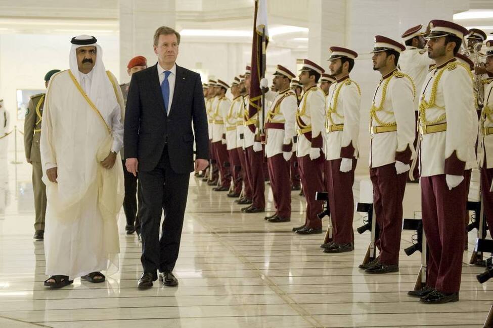 Bundespräsident Christian Wulff wird mit militärischen Ehren durch den Emir des Staats Katar, Sheich Hamad bin Khalifa Al-Thani, begrüßt