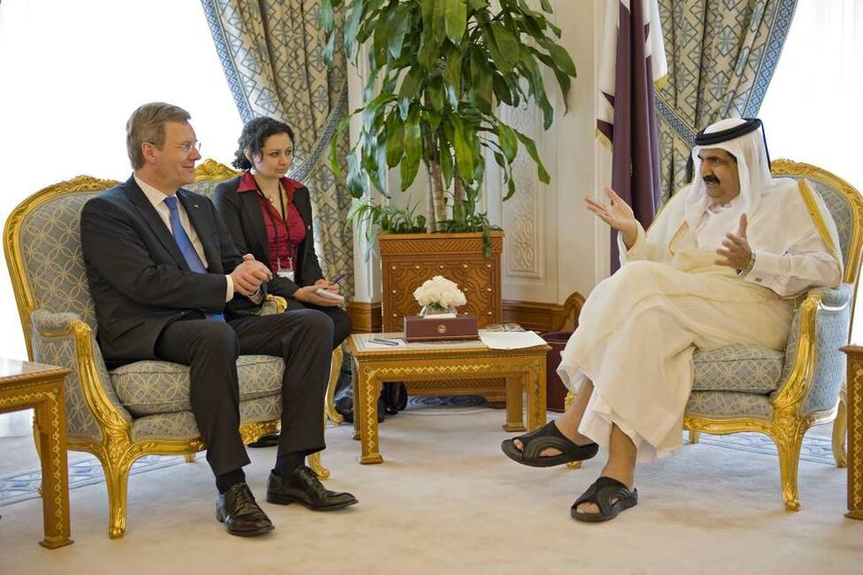 Bundespräsident Christian Wulff im Gespräch mit dem Emir des Staats Katar, Sheich Hamad bin Khalifa Al-Thani, im Amtssitz des Emirs