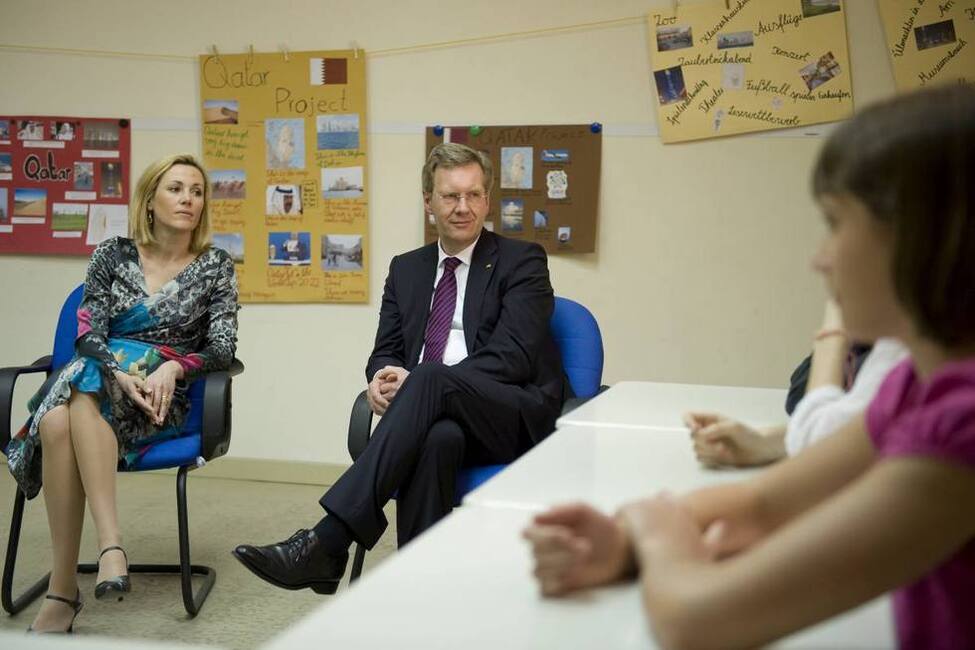 Bundespräsident Christian Wulff und seine Frau Bettina Wulff sprechen mit Schülerinnen und Schülern