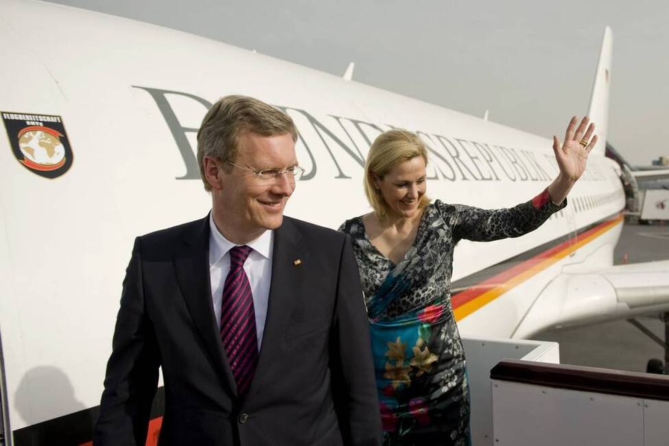 Bundespräsident Christian Wulff und seine Frau Bettina Wulff vor ihrem Abflug nach Deutschland