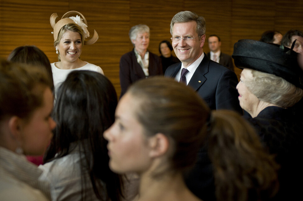 Bundespräsident Christian Wulff, Königin Beatrix und Kronprinzessin Máxima im Gespräch mit Jugendlichen