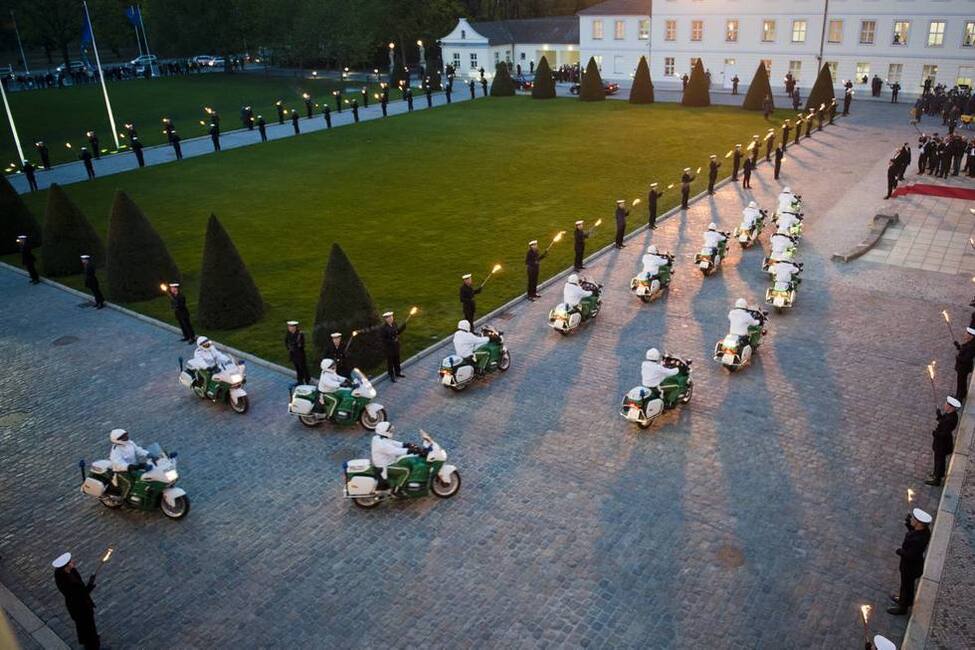 Polizeieskorte vor Ankunft der niederländischen Königin in Schloss Bellevue