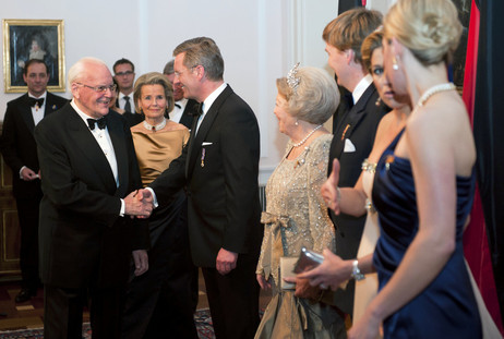 Bundespräsident Christian Wulff begrüßt Bundespräsident a.D. Roman Herzog vor dem Staatsbankett