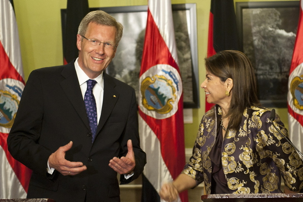 Bundespräsident Christian Wulff wird von der Präsidentin der Republik Costa Rica, Laura Chinchilla, begrüßt