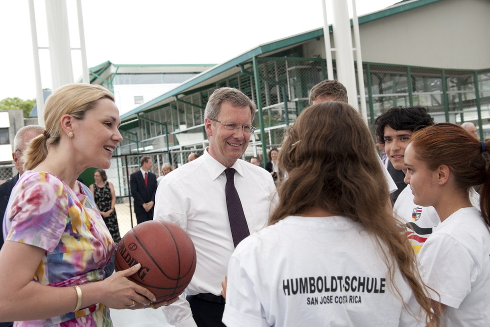 Bundespräsident Christian Wulff und seine Frau Bettina im Gespräch mit Schülerinnen und Schülern