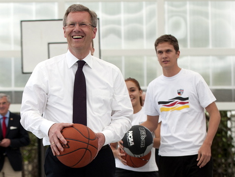 Bundespräsident Christian Wulff wirft einen Korb beim Basketball