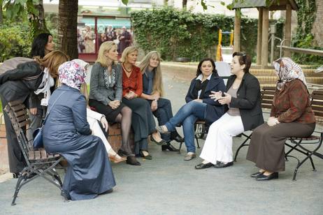 Bettina Wulff und Hayrünnisa Gül im Gespräch mit Mitarbeiterinnen und Eltern im Kindergarten in Berlin-Mitte