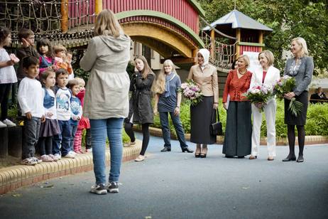 Bettina Wulff, Hayrünnisa Gül, und Kristina Schröder, Bundesministerin für Familie (4.v.r.)  im Kindergarten in Berlin-Mitte