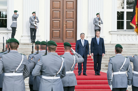 Bundespräsident Christian Wulff empfängt den türkischen Präsidenten Abdullah Gül mit militärischen Ehren in Schloss Bellevue