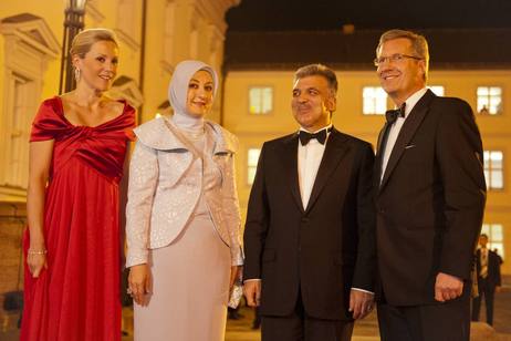 Bundespräsident Christian Wulff und seine Frau Bettina mit dem Präsident der Republik Türkei, Abdullah Gül, und dessen Frau Hayrünnisa Gül