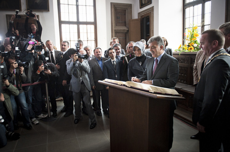 Der türkische Präsident Abdullah Gül trägt sich ins goldene Buch der Stadt Osnabrück ein