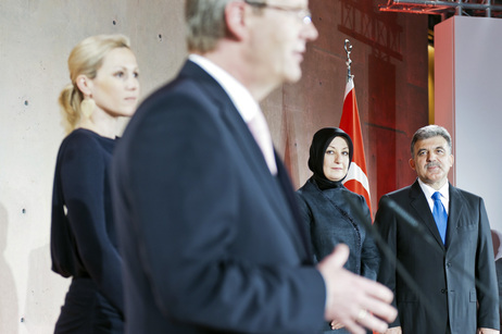 Bundespräsident Christian Wulff und seine Frau Bettina mit dem Präsidenten der Republik Türkei, Abdullah Gül, und dessen Frau Hayrünnisa Gül