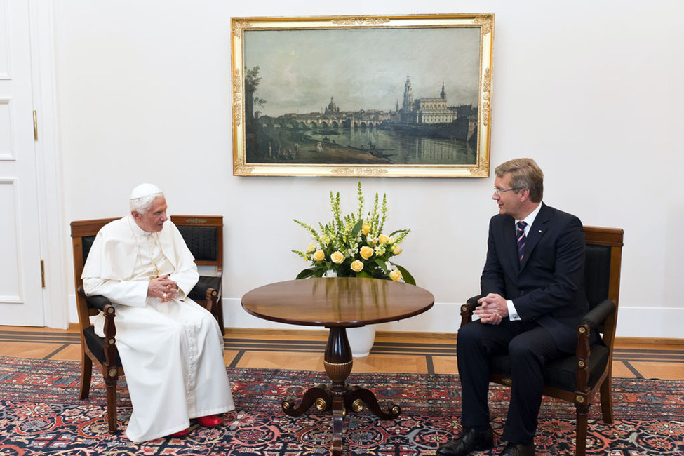 Bundespräsident Christian Wulff und Papst Benedikt XVI. beim Gespräch im Amtszimmer des Bundespräsidenten