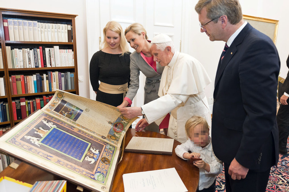 Papst Benedikt XVI. überreicht Bundespräsident Christian Wulff und seiner Familie als Geschenk den Nachdruck eines antiken Kartenwerks