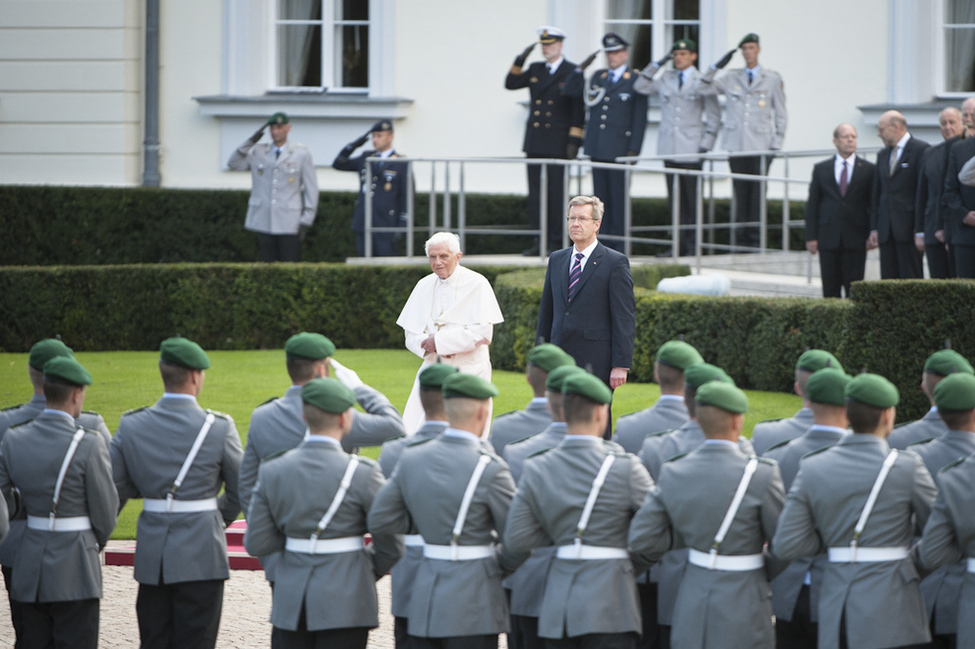 Bundespräsident Christian Wulff begrüßt Papst Benedikt XVI. mit militärischen Ehren im Park von Schloss Bellevue