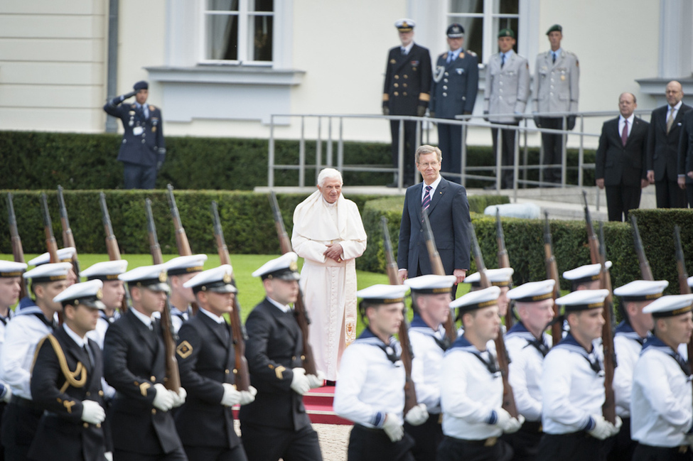 Bundespräsident Christian Wulff begrüßt Papst Benedikt XVI. mit militärischen Ehren im Park von Schloss Bellevue