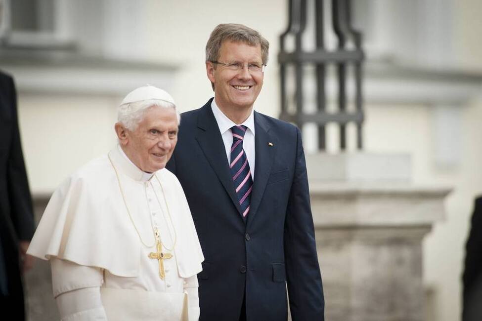 Bundespräsident Christian Wulff begrüßt Papst Benedikt XVI. in Schloss Bellevue