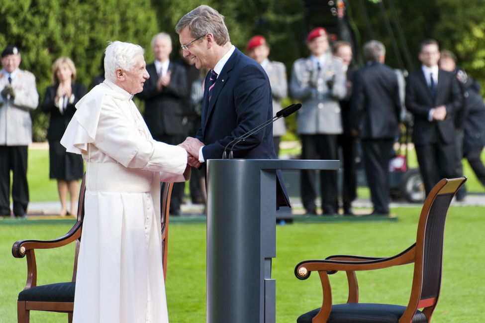Bundespräsident Christian Wulff und Papst Benedikt XIV. nach ihren Ansprachen im Park von Schloss Bellevue