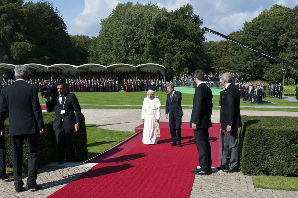 Bundespräsident Christian Wulff und Papst Benedikt XVI. nach ihren Ansprachen im Park von Schloss Bellevue