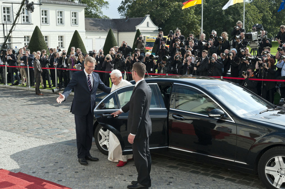 Papst Benedikt XVI. wird bei seiner Ankunft in Schloss Bellevue von Bundespräsident Christian Wulff begrüßt