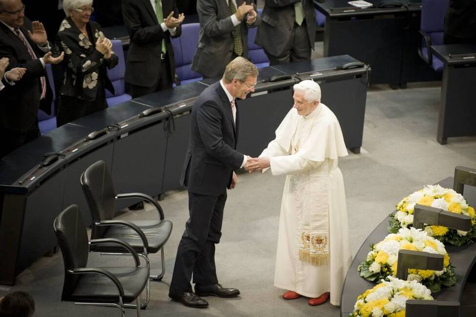 Bundespräsident Christian Wulff und Papst Benedikt XVI. nach der Rede im Plenarsaal des Deutschen Bundestages