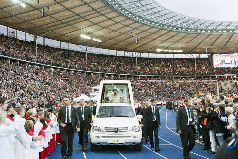 Fahrt von Papst Benedikt XVI. mit dem Papamobil über die Stadionrunde zur Vorbühne des Olympiastadions