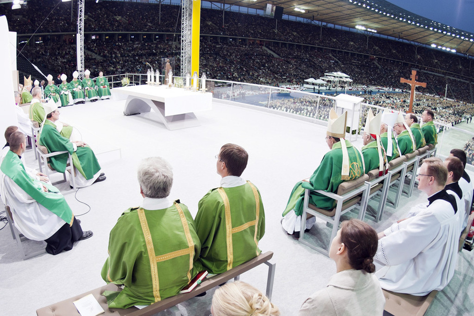 Eucharistiefeier mit Papst Benedikt XVI. mit dem Papamobil über die Stadionrunde zur Vorbühne des Olympiastadions