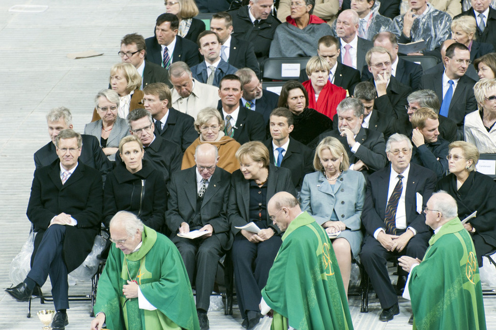 von links: Bundespräsident Christian Wulff und seine Frau Bettina mit Bundestagspräsident Norbert Lammert, Bundeskanzlerin Angela Merkel und Bundesratspräsidentin Hannelore Kraft während der Eucharistiefeier im Olympiastadion