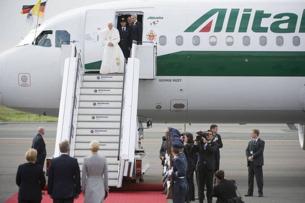 Papst Benedikt XVI. bei seiner Ankunft auf dem Flughafen Berlin-Tegel