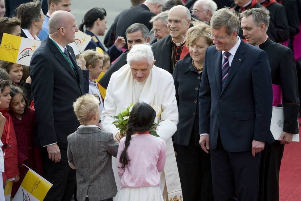 Bundespräsident Christian Wulff und Papst Benedikt XVI. bei dessen Ankunft auf dem Flughafen Berlin-Tegel