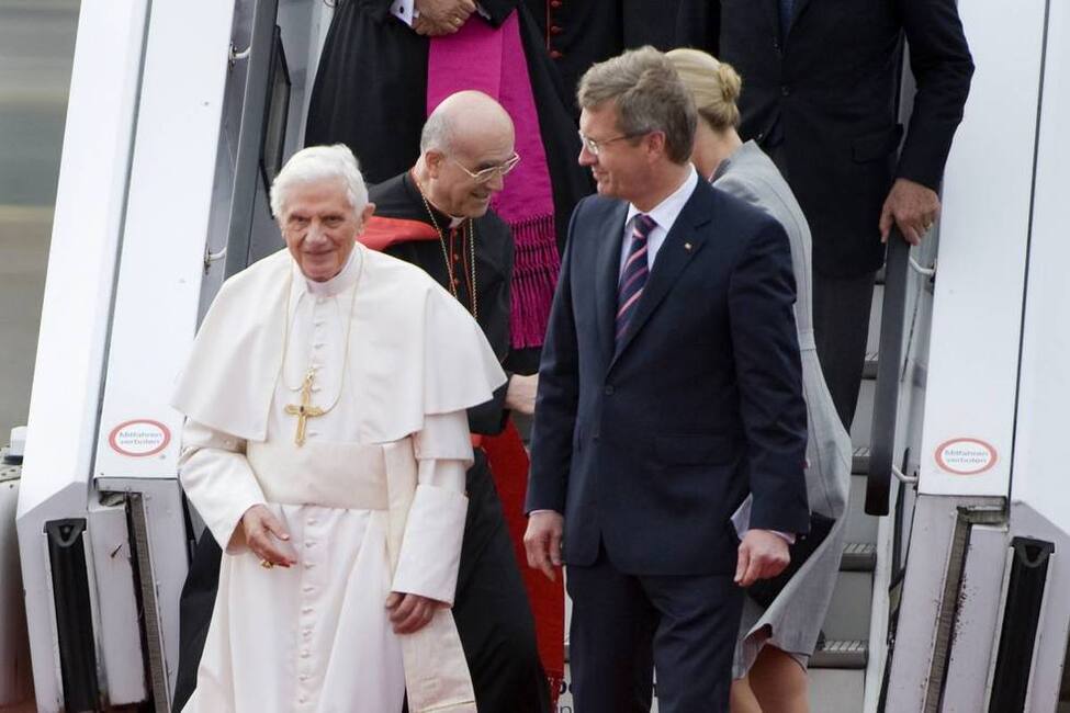 Bundespräsident Christian Wulff begrüßt Papst Benedikt XVI. bei dessen Ankunft auf dem Flughafen Berlin-Tegel