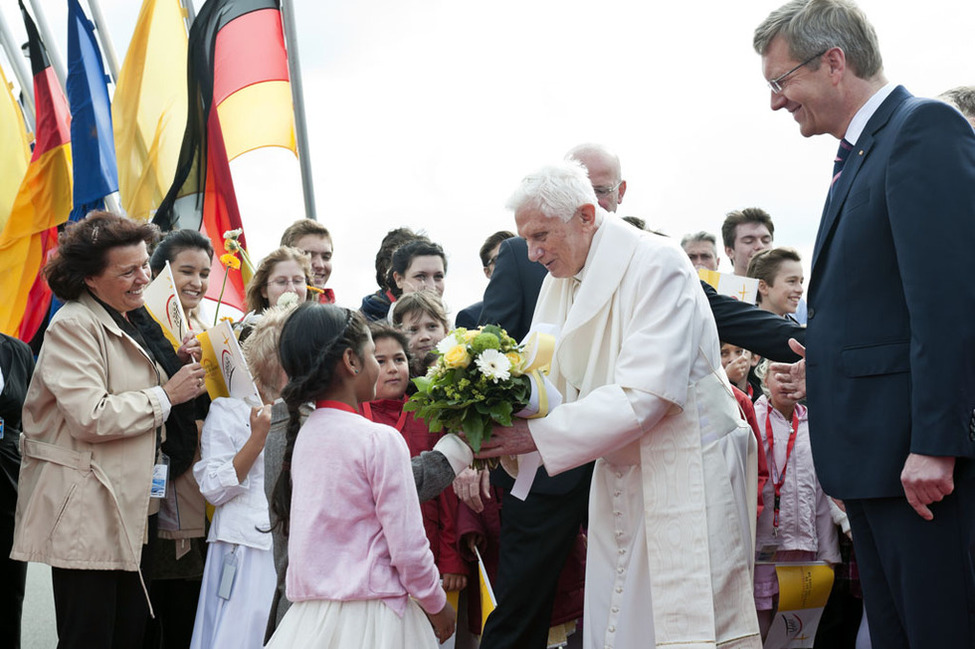 Papst Benedikt XVI. wird von Bürgerinnen und Bürgern bei seiner Ankunft auf dem Flughafen Berlin-Tegel begrüßt